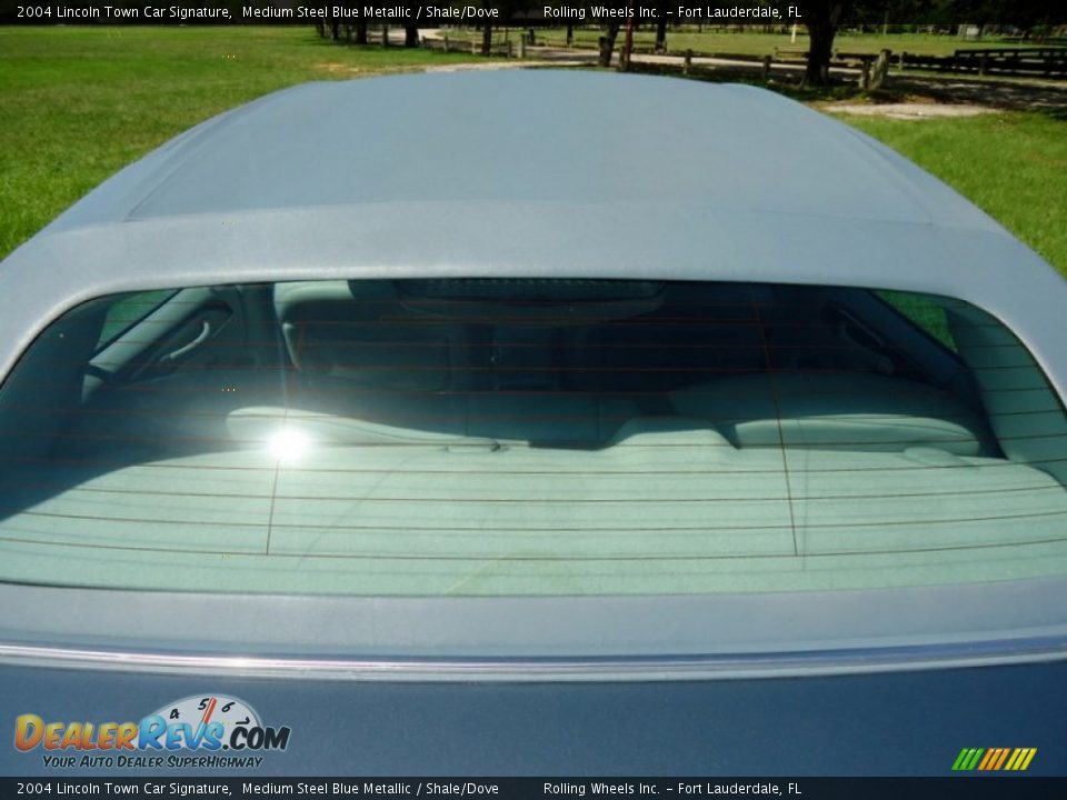 2004 Lincoln Town Car Signature Medium Steel Blue Metallic / Shale/Dove Photo #18