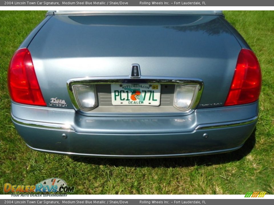 2004 Lincoln Town Car Signature Medium Steel Blue Metallic / Shale/Dove Photo #19