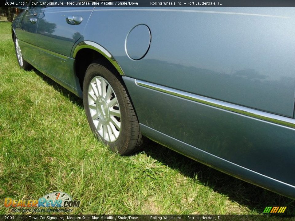 2004 Lincoln Town Car Signature Medium Steel Blue Metallic / Shale/Dove Photo #20