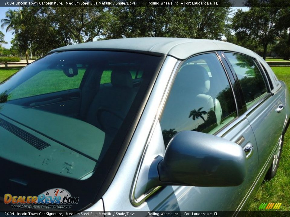 2004 Lincoln Town Car Signature Medium Steel Blue Metallic / Shale/Dove Photo #23