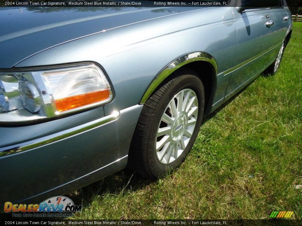 2004 Lincoln Town Car Signature Medium Steel Blue Metallic / Shale/Dove Photo #24