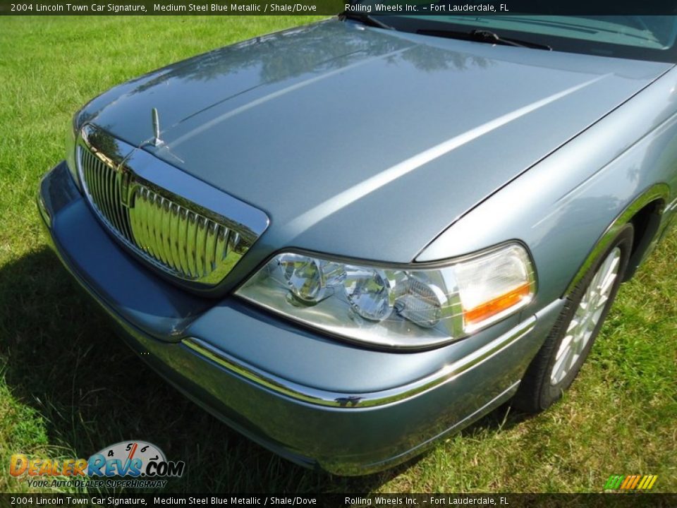 2004 Lincoln Town Car Signature Medium Steel Blue Metallic / Shale/Dove Photo #25