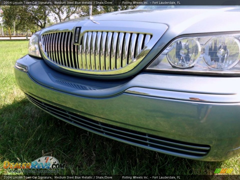 2004 Lincoln Town Car Signature Medium Steel Blue Metallic / Shale/Dove Photo #26