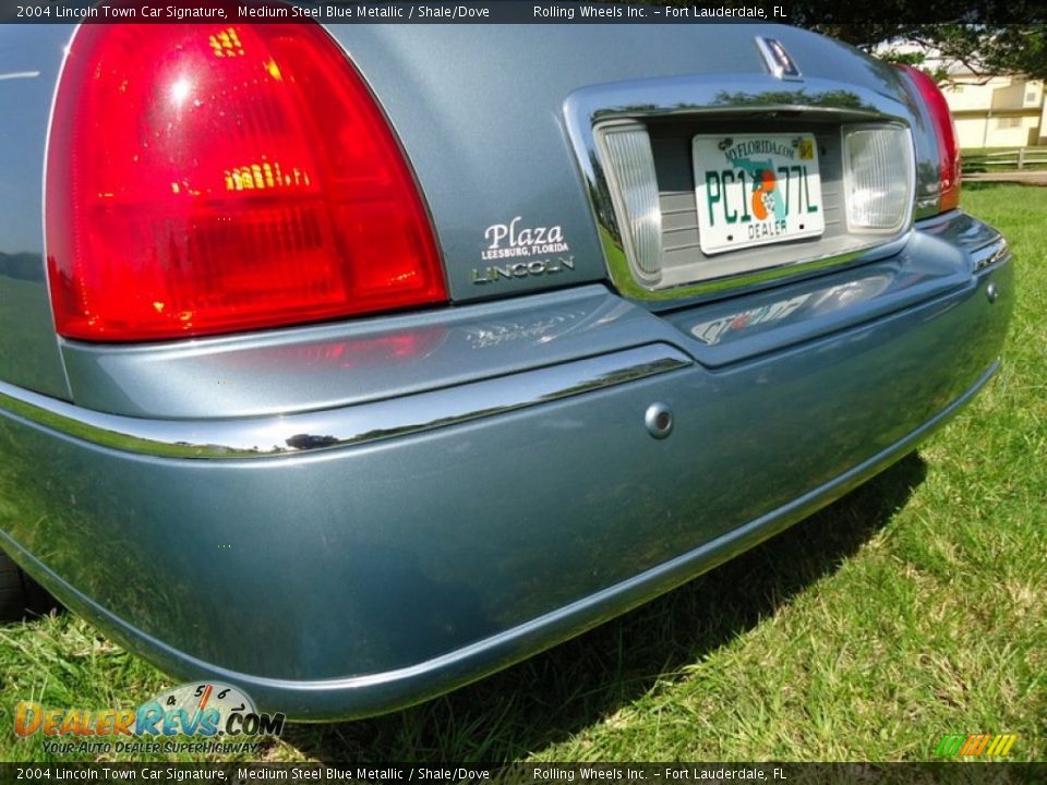 2004 Lincoln Town Car Signature Medium Steel Blue Metallic / Shale/Dove Photo #27