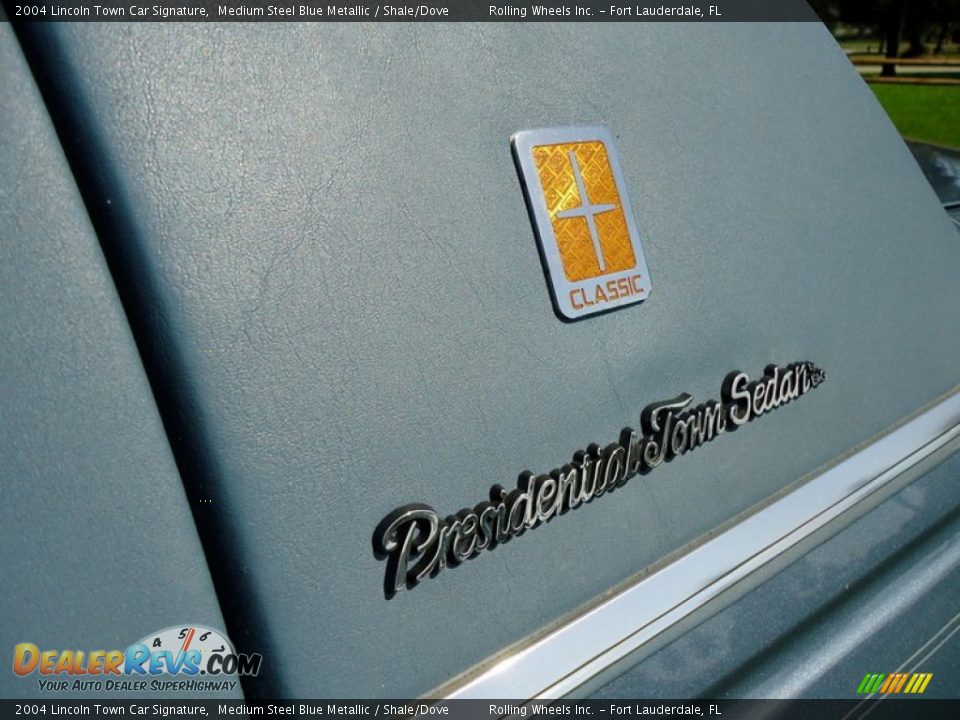 2004 Lincoln Town Car Signature Medium Steel Blue Metallic / Shale/Dove Photo #28