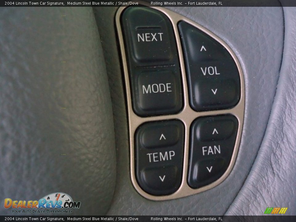 2004 Lincoln Town Car Signature Medium Steel Blue Metallic / Shale/Dove Photo #31