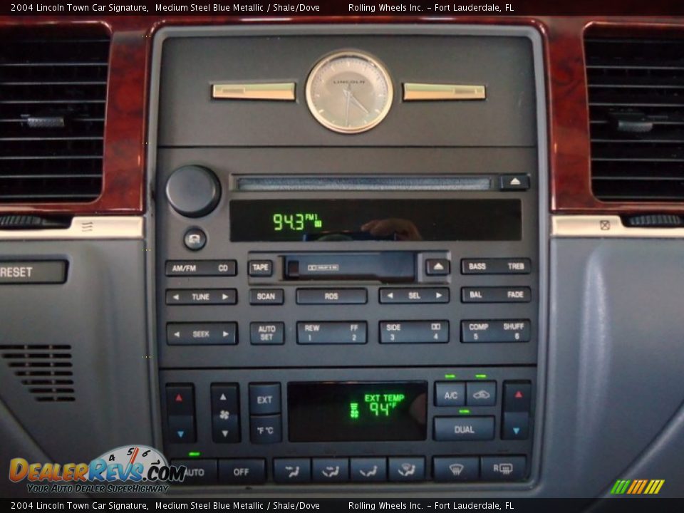 Controls of 2004 Lincoln Town Car Signature Photo #32