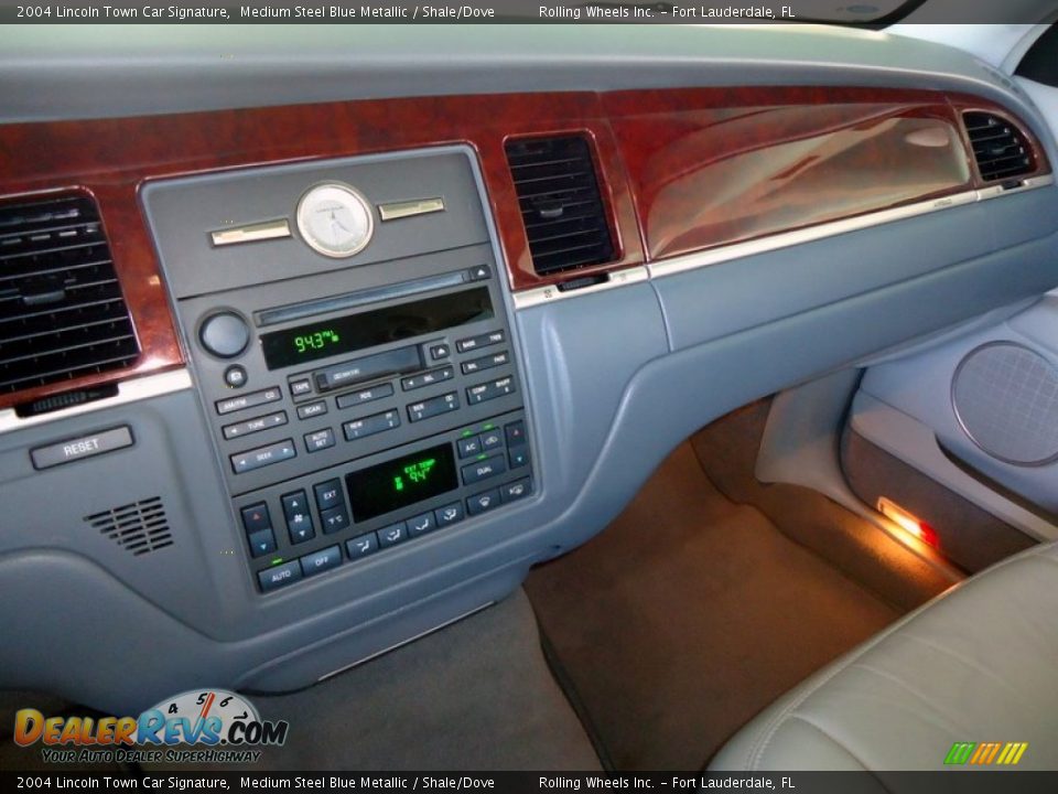 Dashboard of 2004 Lincoln Town Car Signature Photo #33