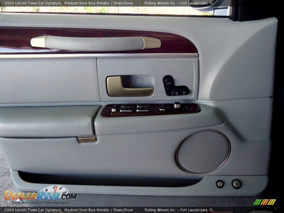 Door Panel of 2004 Lincoln Town Car Signature Photo #34