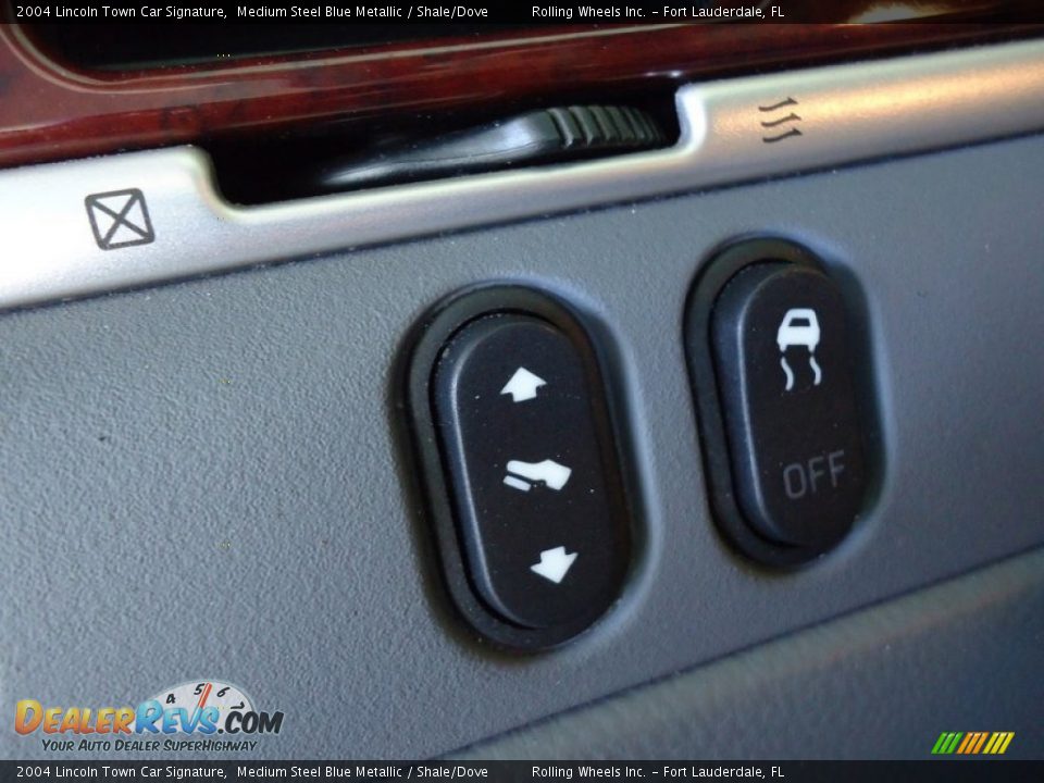 2004 Lincoln Town Car Signature Medium Steel Blue Metallic / Shale/Dove Photo #35