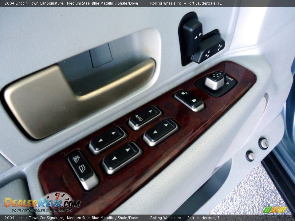 Controls of 2004 Lincoln Town Car Signature Photo #36