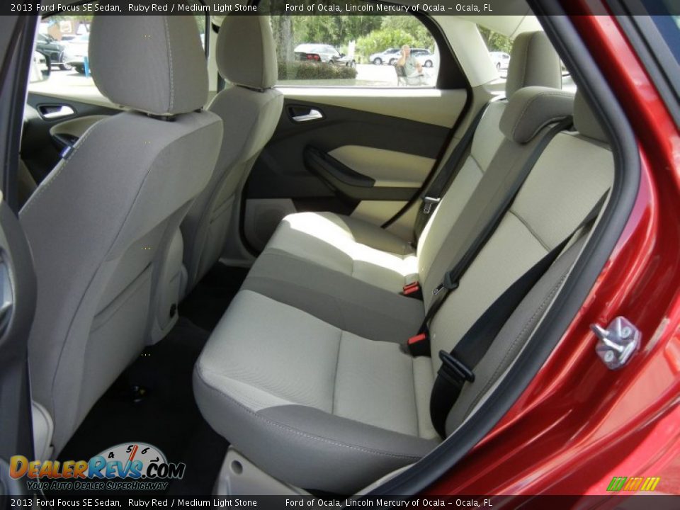 2013 Ford Focus SE Sedan Ruby Red / Medium Light Stone Photo #6