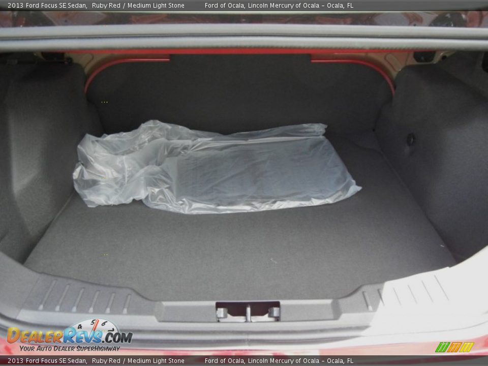 2013 Ford Focus SE Sedan Ruby Red / Medium Light Stone Photo #10