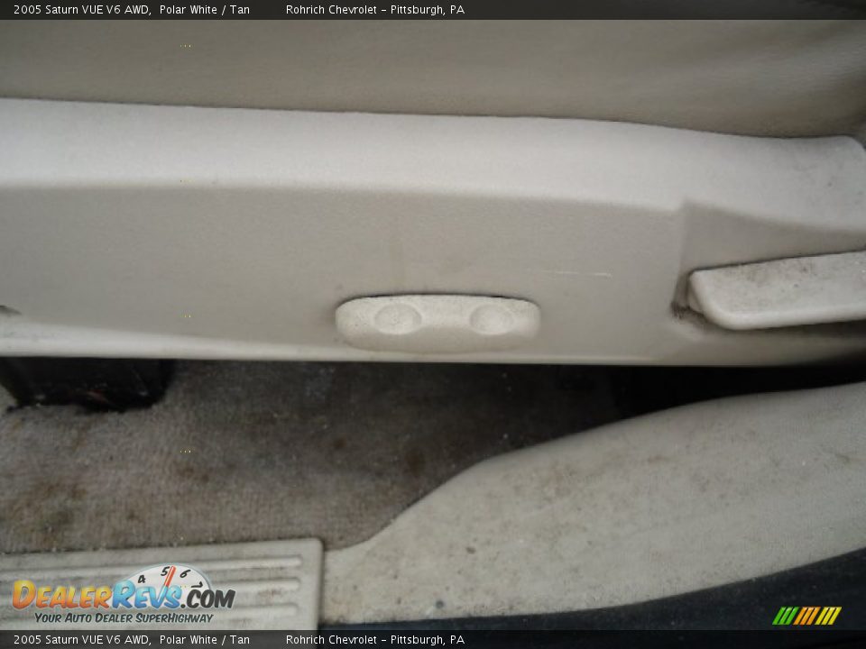 2005 Saturn VUE V6 AWD Polar White / Tan Photo #7