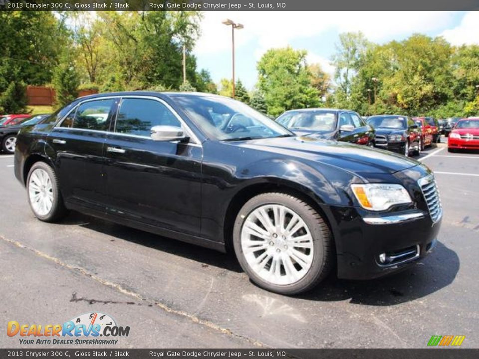 Front 3/4 View of 2013 Chrysler 300 C Photo #2