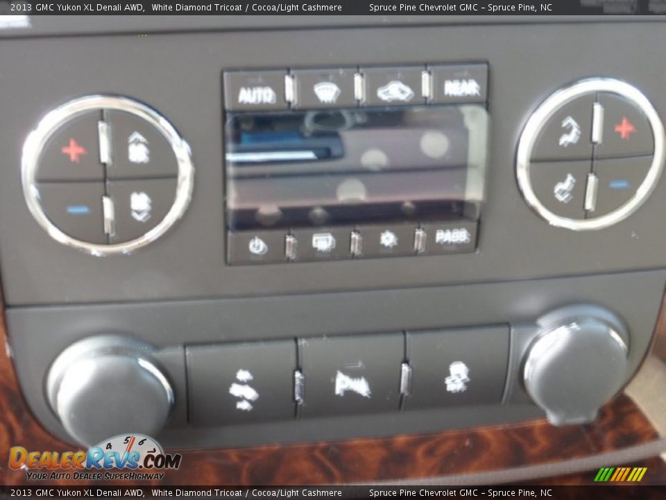 2013 GMC Yukon XL Denali AWD White Diamond Tricoat / Cocoa/Light Cashmere Photo #23