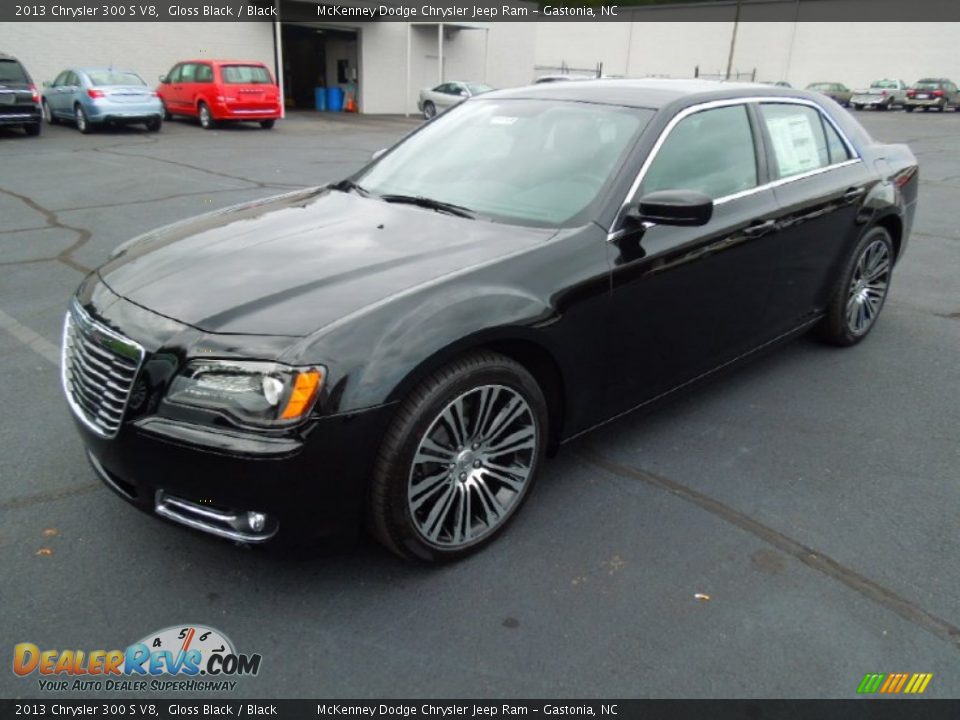 Front 3/4 View of 2013 Chrysler 300 S V8 Photo #2