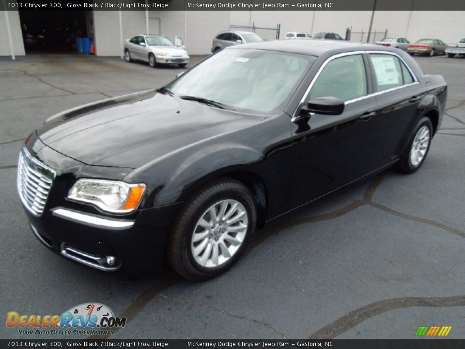 Front 3/4 View of 2013 Chrysler 300  Photo #2