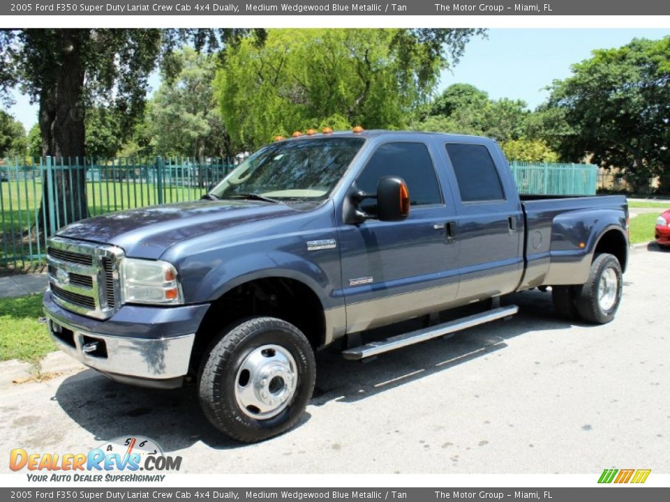 Front 3/4 View of 2005 Ford F350 Super Duty Lariat Crew Cab 4x4 Dually Photo #1
