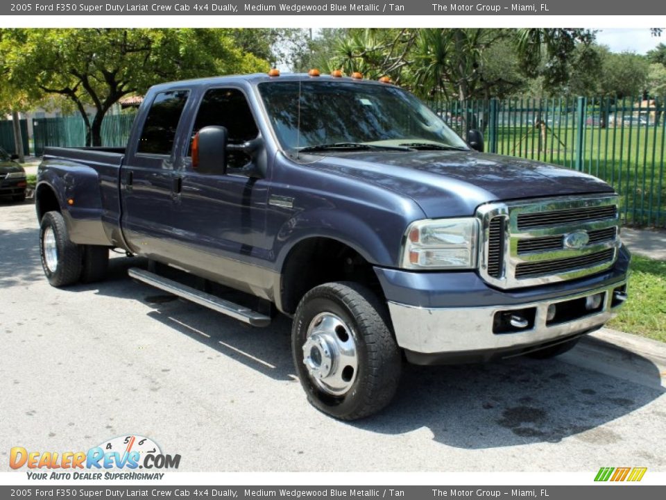 Front 3/4 View of 2005 Ford F350 Super Duty Lariat Crew Cab 4x4 Dually Photo #14