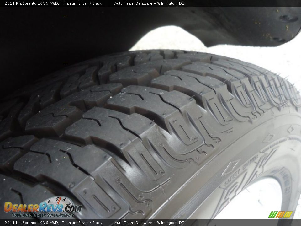 2011 Kia Sorento LX V6 AWD Titanium Silver / Black Photo #12