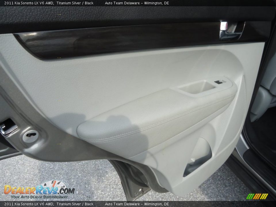 2011 Kia Sorento LX V6 AWD Titanium Silver / Black Photo #25