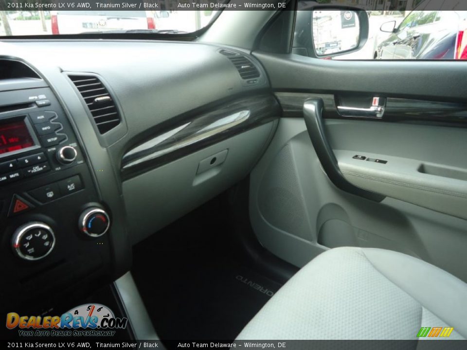 2011 Kia Sorento LX V6 AWD Titanium Silver / Black Photo #34
