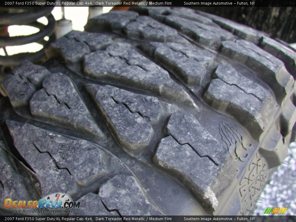 2007 Ford F350 Super Duty XL Regular Cab 4x4 Dark Toreador Red Metallic / Medium Flint Photo #35