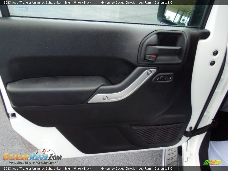 2013 Jeep Wrangler Unlimited Sahara 4x4 Bright White / Black Photo #10