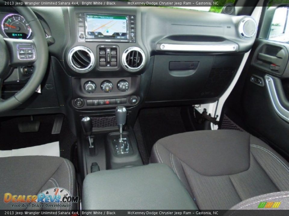 2013 Jeep Wrangler Unlimited Sahara 4x4 Bright White / Black Photo #18