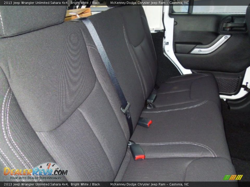 2013 Jeep Wrangler Unlimited Sahara 4x4 Bright White / Black Photo #20