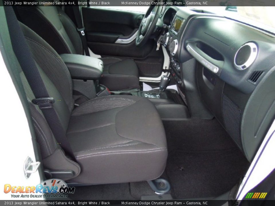 2013 Jeep Wrangler Unlimited Sahara 4x4 Bright White / Black Photo #21