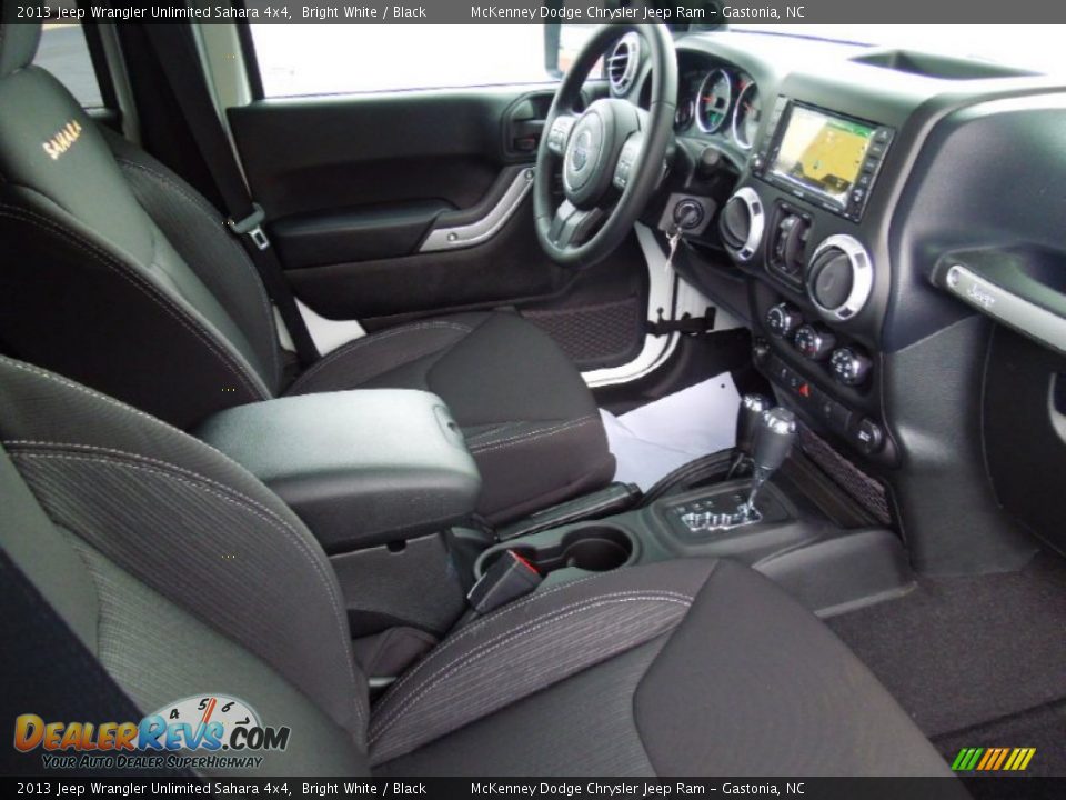 2013 Jeep Wrangler Unlimited Sahara 4x4 Bright White / Black Photo #22