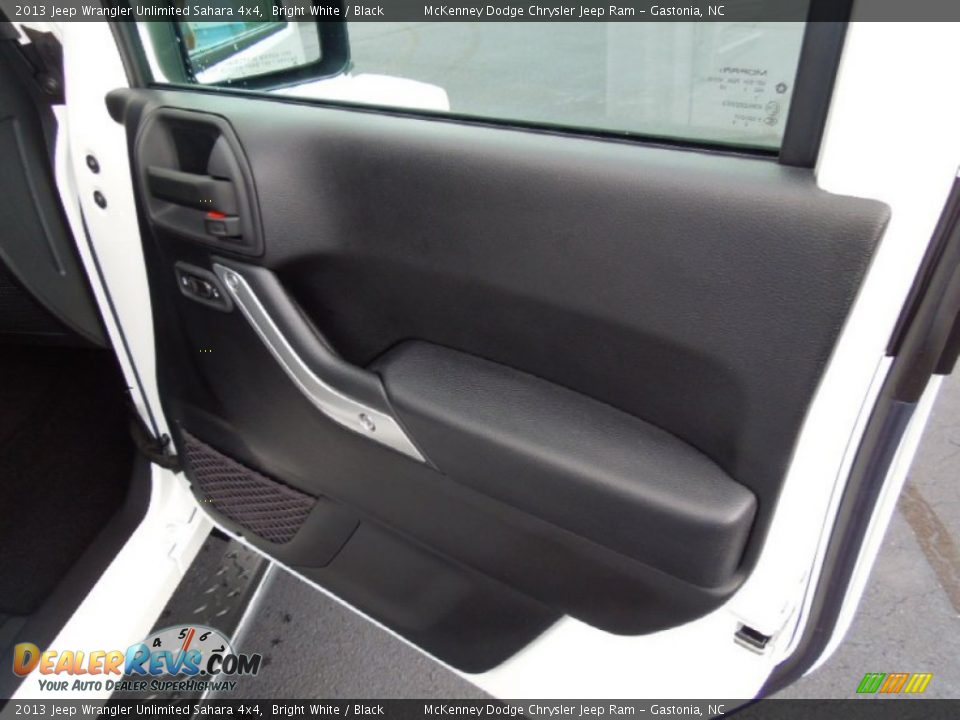 2013 Jeep Wrangler Unlimited Sahara 4x4 Bright White / Black Photo #23