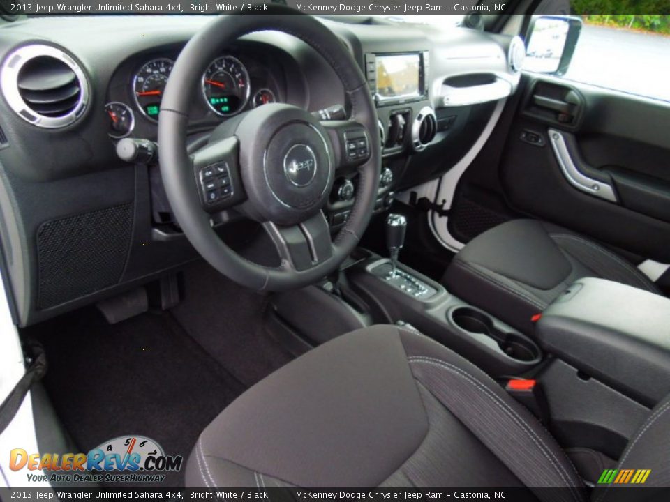 2013 Jeep Wrangler Unlimited Sahara 4x4 Bright White / Black Photo #26