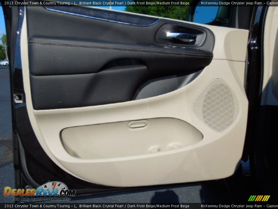 2013 Chrysler Town & Country Touring - L Brilliant Black Crystal Pearl / Dark Frost Beige/Medium Frost Beige Photo #10
