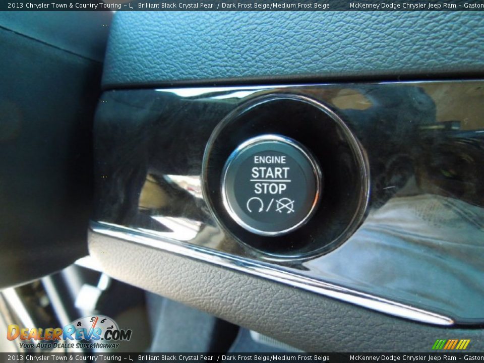 2013 Chrysler Town & Country Touring - L Brilliant Black Crystal Pearl / Dark Frost Beige/Medium Frost Beige Photo #13
