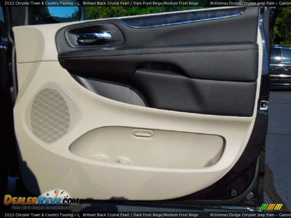 2013 Chrysler Town & Country Touring - L Brilliant Black Crystal Pearl / Dark Frost Beige/Medium Frost Beige Photo #25