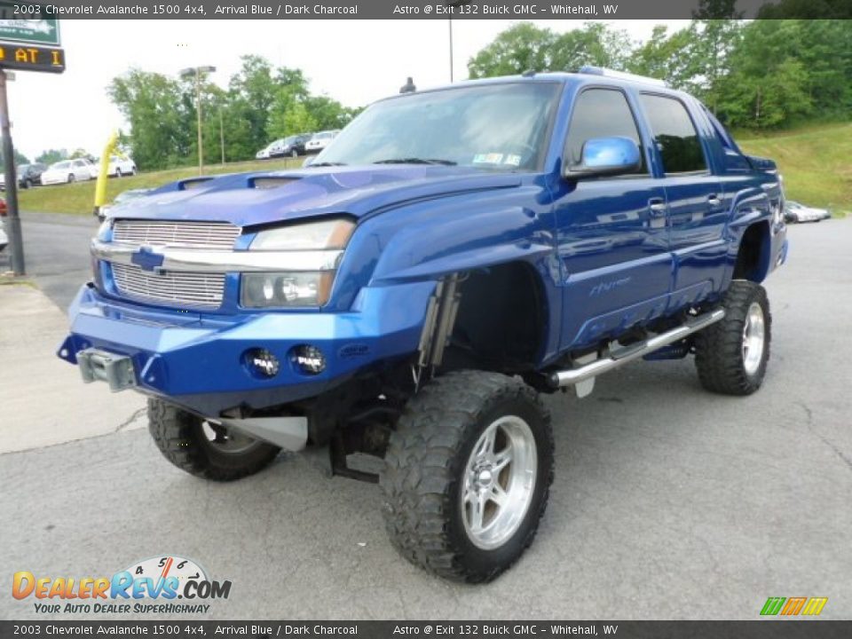 Front 3/4 View of 2003 Chevrolet Avalanche 1500 4x4 Photo #3