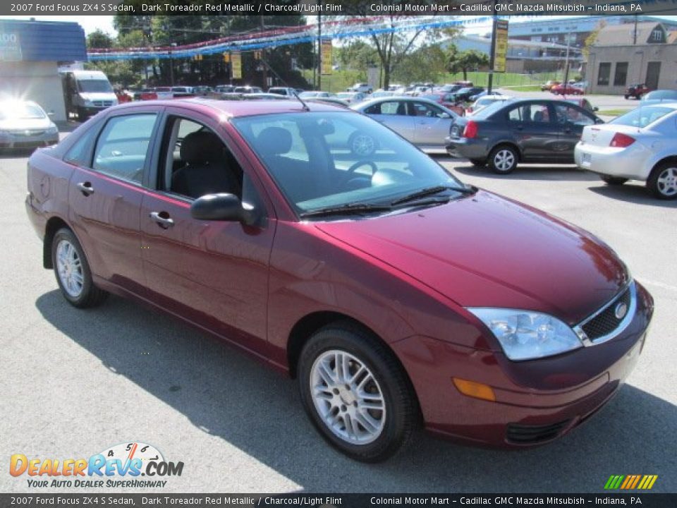 2007 Ford Focus ZX4 S Sedan Dark Toreador Red Metallic / Charcoal/Light Flint Photo #4