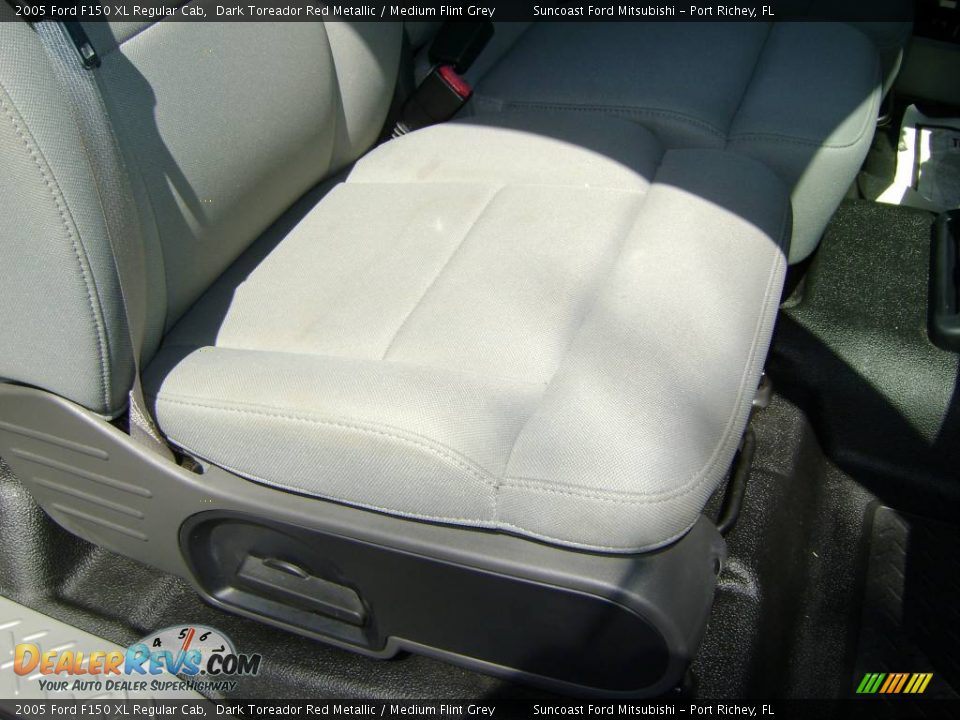 2005 Ford F150 XL Regular Cab Dark Toreador Red Metallic / Medium Flint Grey Photo #22