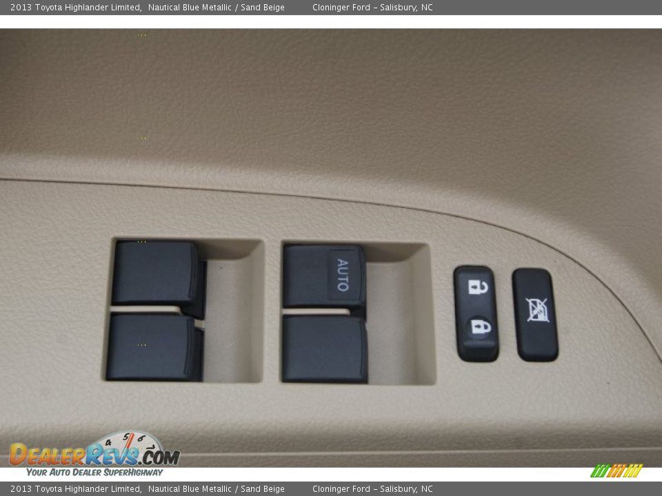 Controls of 2013 Toyota Highlander Limited Photo #9