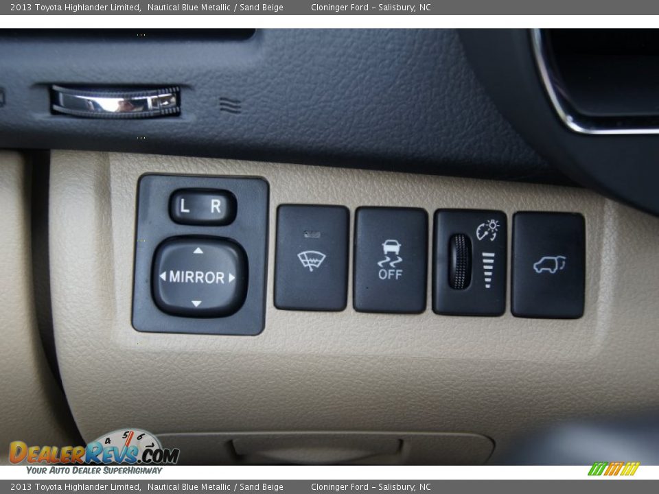 Controls of 2013 Toyota Highlander Limited Photo #29