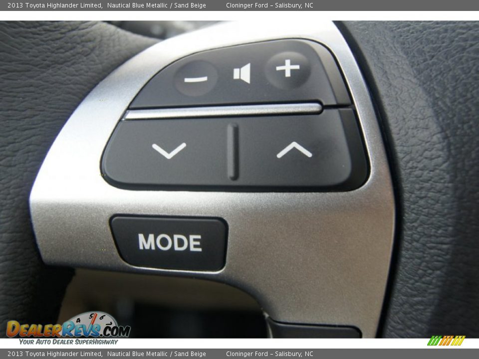 Controls of 2013 Toyota Highlander Limited Photo #30