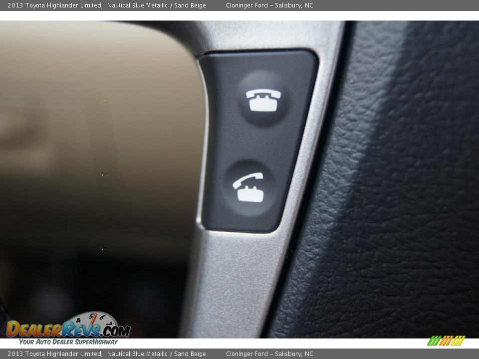 Controls of 2013 Toyota Highlander Limited Photo #31
