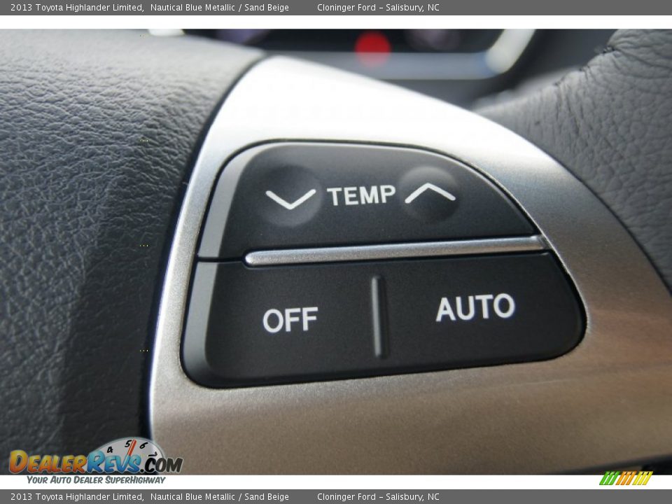 Controls of 2013 Toyota Highlander Limited Photo #32