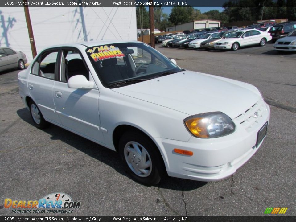 2005 Hyundai Accent GLS Sedan Noble White / Gray Photo #1