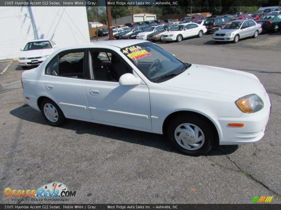 2005 Hyundai Accent GLS Sedan Noble White / Gray Photo #2