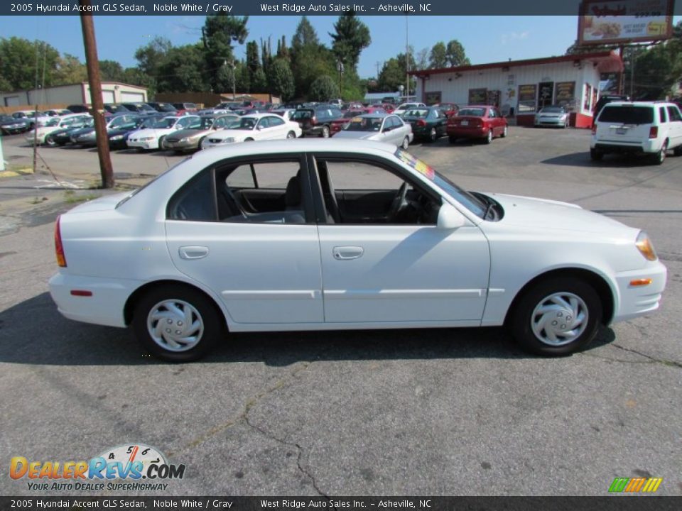 2005 Hyundai Accent GLS Sedan Noble White / Gray Photo #3