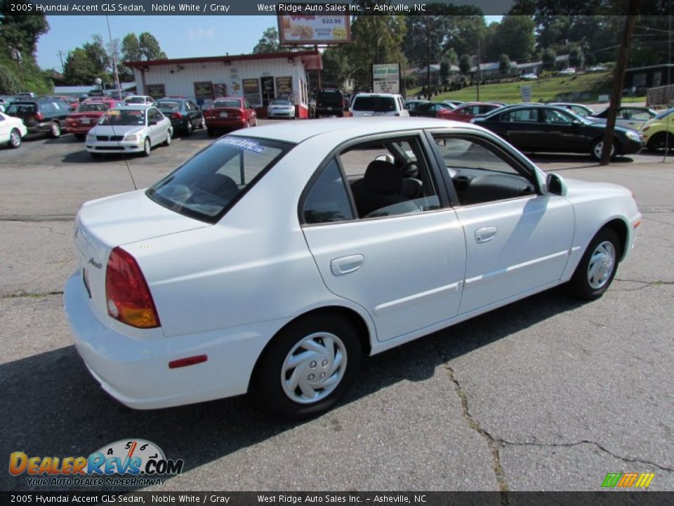 2005 Hyundai Accent GLS Sedan Noble White / Gray Photo #4